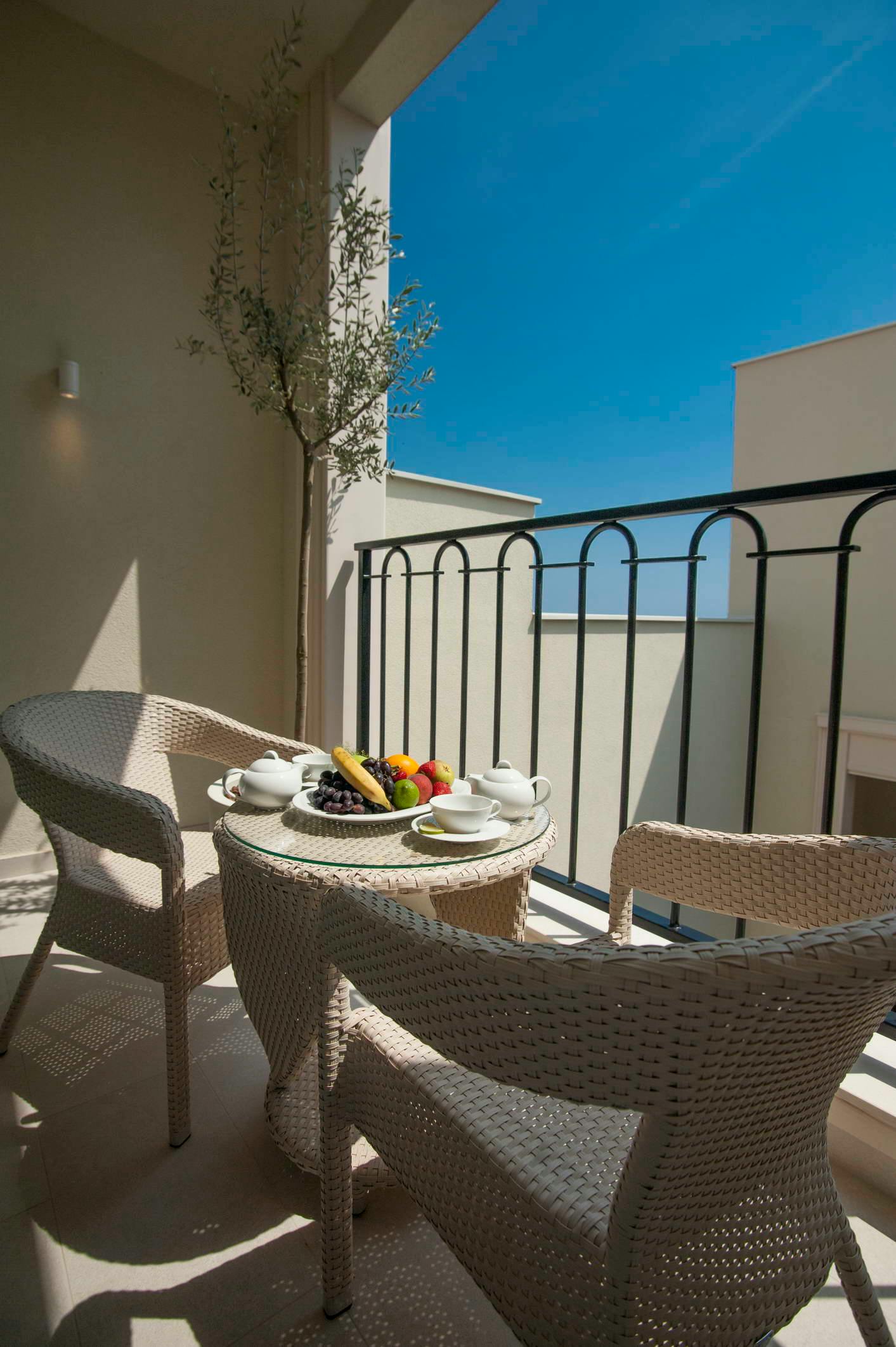 Hotel Riva by Aycon - Družinska jesen v Petrovcu, Petrovac, Črna gora - 316 EUR - 3x nočitev v dvoposteljni Standard sobi s pogledom na atrij ali pogledom na gore za 2 osebi (1 otrok do 11,99 let brezplačno), Zajtrk