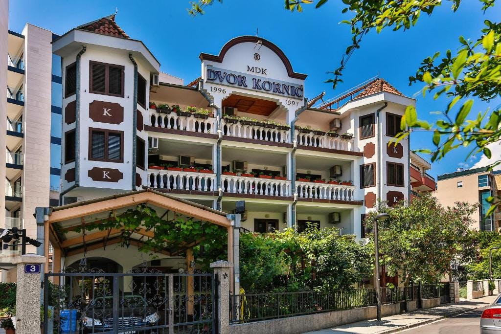 Villa Dvor Kornić - First minute kraj ljeta u Budvi