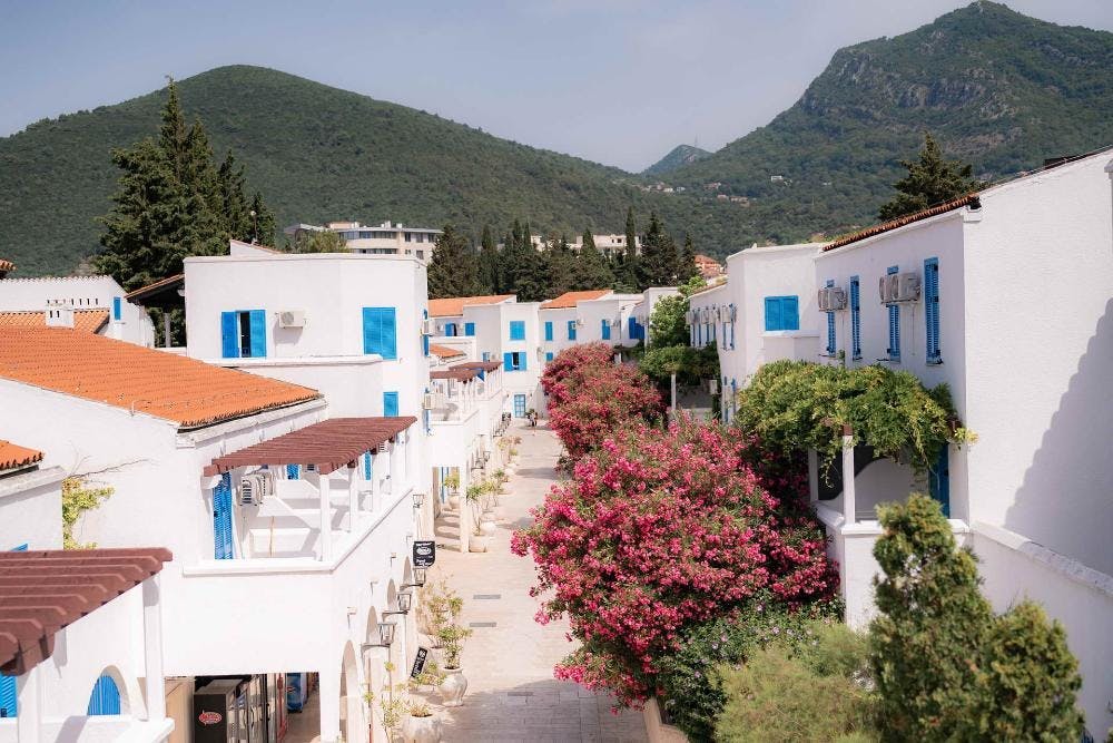 Hotel Slovenska plaža - Kraj ljeta u Budvi, Budva, Crna Gora - 349 EUR - 2x noćenje u Standard dvokrevetnoj sobi s dodatnim ležajem i balkonom za 3 osobe, Polupansion (buffet doručak i večera)