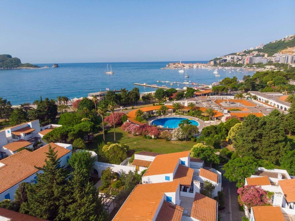 Hotel Slovenska plaža - Kraj ljeta u Budvi, Budva, Crna Gora - 239 EUR - 2x noćenje u Standard dvokrevetnoj sobi s balkonom za 2 osobe, Polupansion (buffet doručak i večera)