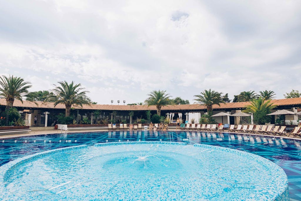 Hotel Slovenska plaža - Ljeto u Budvi, Budva, Crna Gora - 487 EUR - 2x noćenje u Standard dvokrevetnoj sobi s dodatnim ležajem i balkonom za 3 osobe, Polupansion (buffet doručak i večera)