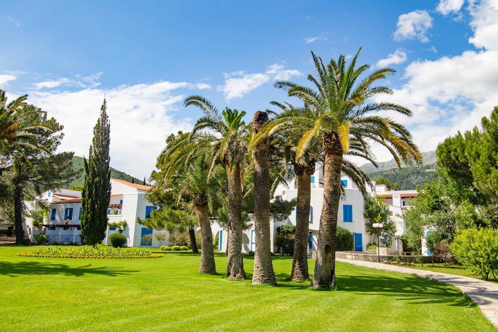 Hotel Slovenska plaža - Kaj ljeta u Budvi, Budva, Crna Gora - 523 EUR - 3x noćenje u Standard dvokrevetnoj sobi s dodatnim ležajem i balkonom za 3 osobe, Polupansion (buffet doručak i večera)