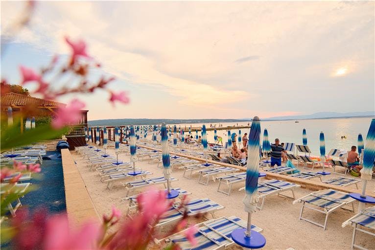 Hotel Selce - Kraj ljeta tik uz obalu, Selce, Hrvatska - 239 EUR - 2x noćenje u dvokrevetnoj sobi u mansardi za 2 osobe (1 dijete do 6,99 godina besplatno), Polupansion