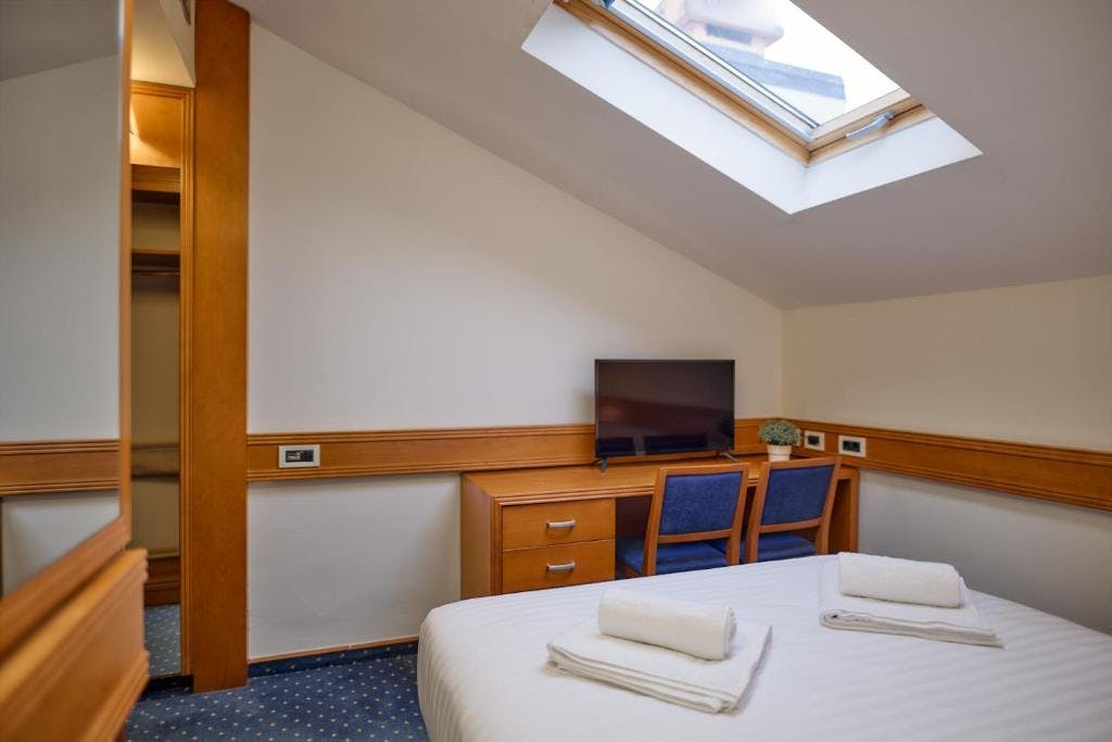 Hotel Selce - Poletne počitnice tik ob obali, Selce, Hrvaška - 1249 EUR - 7x nočitev v dvoposteljni sobi v mansardi za 2 osebi (1 otrok do 6,99 let brezplačno), Polpenzion
