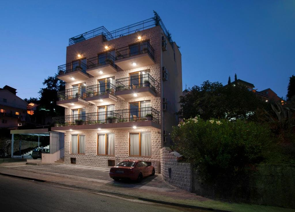 Hotel Twelve by Aycon - Obiteljska jesen, Budva, Crna Gora - 285 EUR - 3x noćenje u dvokrevetnoj Standard sobi (s dodatnim ležajem) za 2 osobe (1 dijete do 11,99 godina besplatno), Doručak