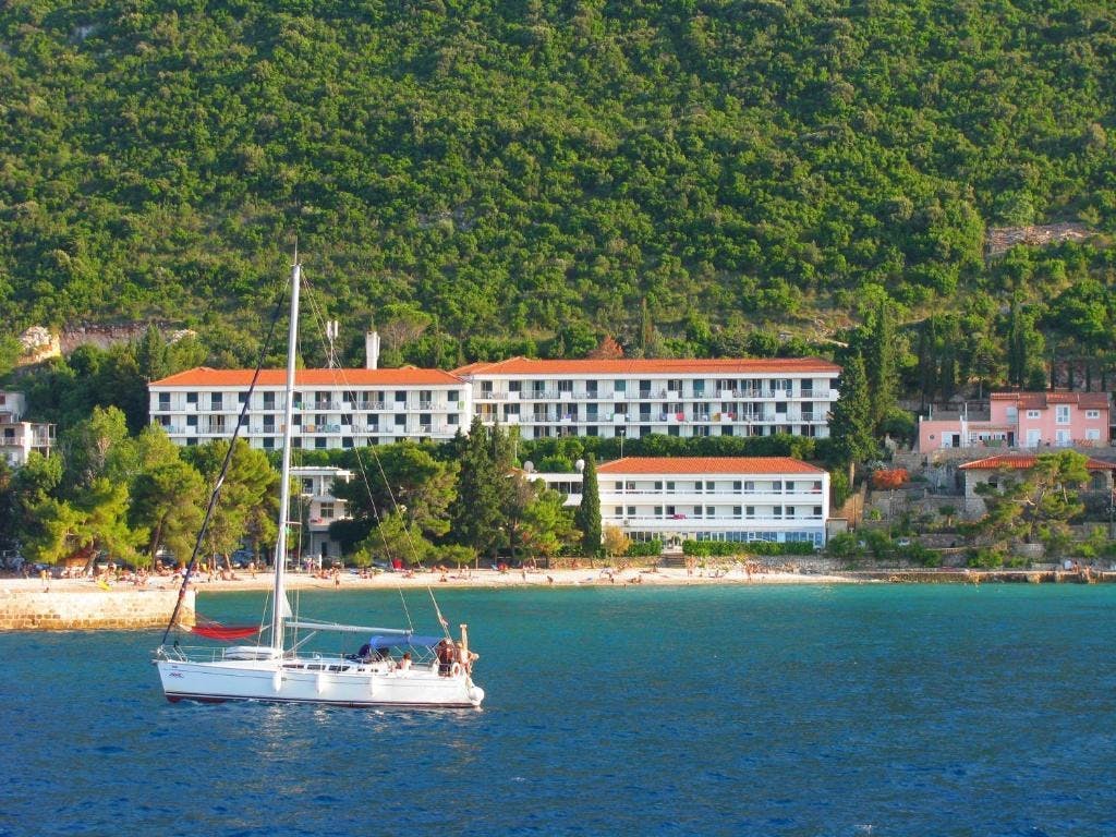Hotel Faraon - All inclusive čarobna jesen u Dalmaciji, Trpanj, Hrvatska - 425 EUR - 5x noćenje u dvokrevetnoj Comfort sobi s balkonom (pogled more) za 2 osobe (1 dijete do 11,99 godina besplatno), All inclusive s uključenim pićem uz obroke