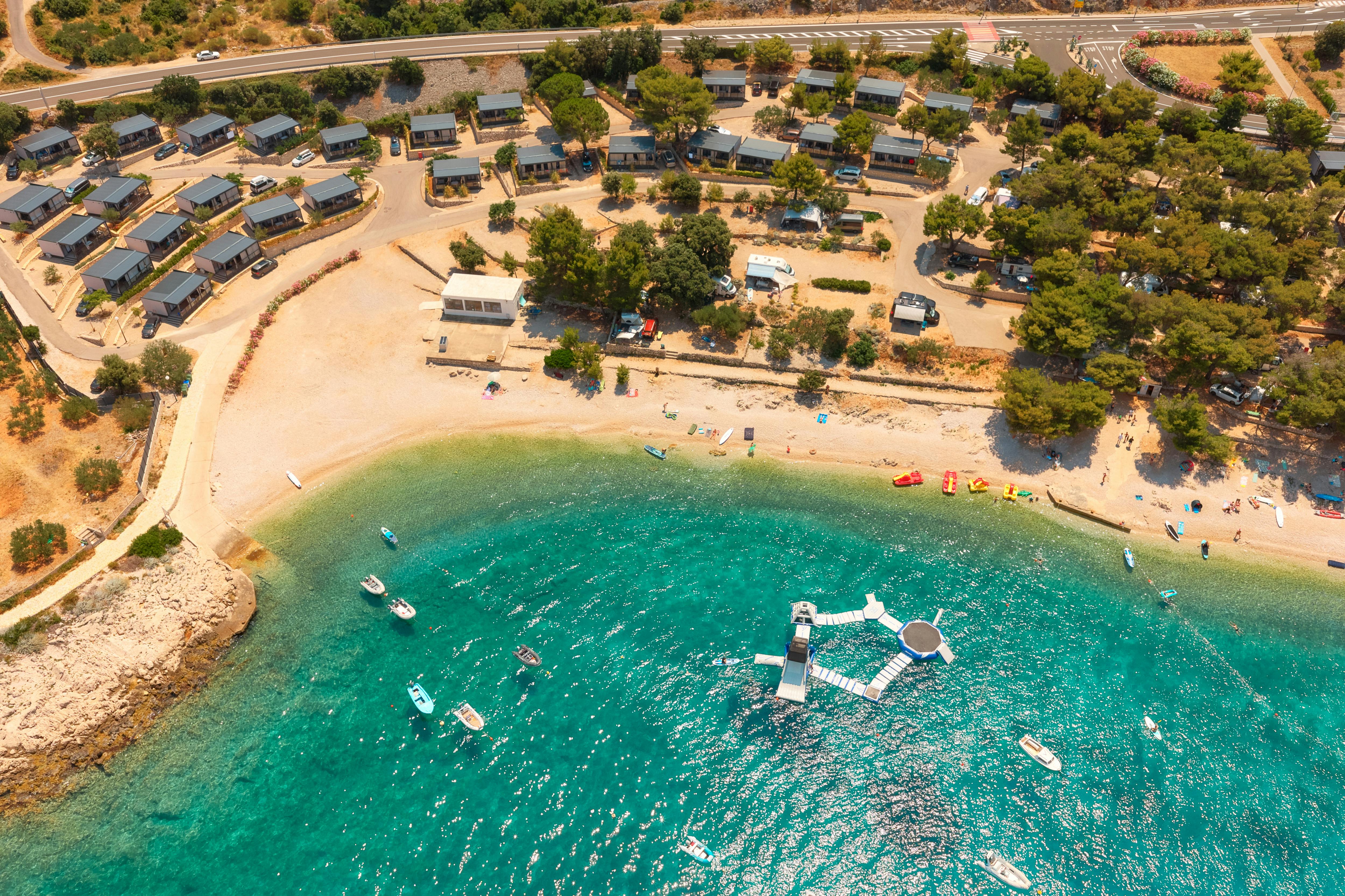 Kamp Adriatic Primošten - Obiteljski odmor u Dalmaciji za kraj ljeta, Primošten, Hrvatska - 650 EUR - 5x noćenje u mobilnoj kućici s 2 spavaće sobe i terasom (pogled kamp) za do 6 osoba (maksimalno 4 odrasle osobe i 2 djece do 11,99 godina), Posteljina i ručnici
