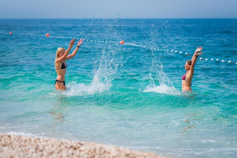 Kamp Adriatic Primošten - Obiteljski odmor u Dalmaciji za kraj ljeta, Primošten, Hrvatska - 390 EUR - 3x noćenje u mobilnoj kućici s 2 spavaće sobe i terasom (pogled kamp) za do 6 osoba (maksimalno 4 odrasle osobe i 2 djece do 11,99 godina), Posteljina i ručnici