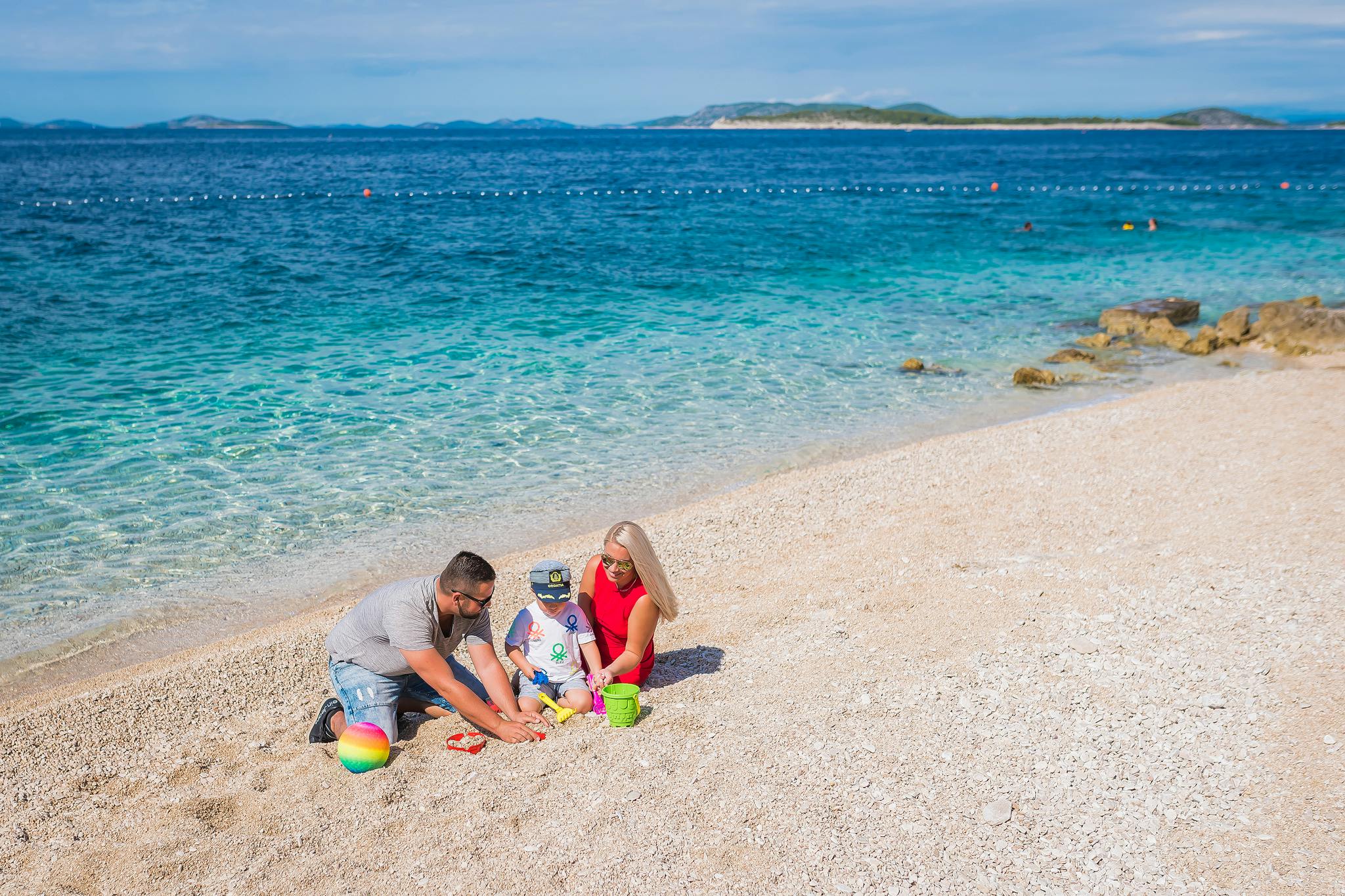 Kamp Adriatic Primošten - Obiteljski odmor u Dalmaciji za kraj ljeta, Primošten, Hrvatska - 260 EUR - 2x noćenje u mobilnoj kućici s 2 spavaće sobe i terasom (pogled kamp) za do 6 osoba (maksimalno 4 odrasle osobe i 2 djece do 11,99 godina), Posteljina i ručnici