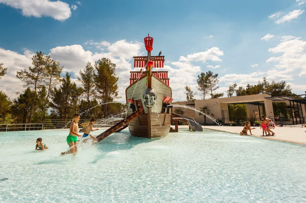 Santa Marina Boutique Camping - MH Roulette - Last minute obiteljski odmor u Poreču, Poreč, Hrvatska - 299 EUR - 2x noćenje u Secret Home Roulette (Premium Comfort, Family Prestige ili Premium Relax mobilna kućica; na prethodni upiti i raspoloživost) za 4 osobe, Posteljina i ručnici