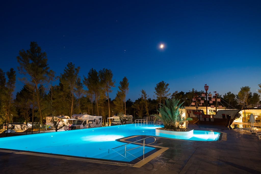Santa Marina Boutique Camping - Premium glamping, Poreč, Hrvatska - 310 EUR - 5x noćenje u premium glamping šatoru s 2 spavaće sobe za do 5 osoba (4 odrasle osobe i 1 dijete do 11,99 godina), Posteljina i ručnici