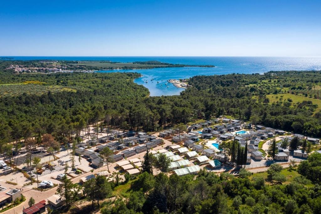 Santa Marina Boutique Camping - Obiteljski odmor u Poreču, Poreč, Hrvatska - 105 EUR - 2x noćenje u Premium Comfort mobilnoj kućici za 4 osobe (2 djece do 11,99 godina besplatno), Posteljina i ručnici