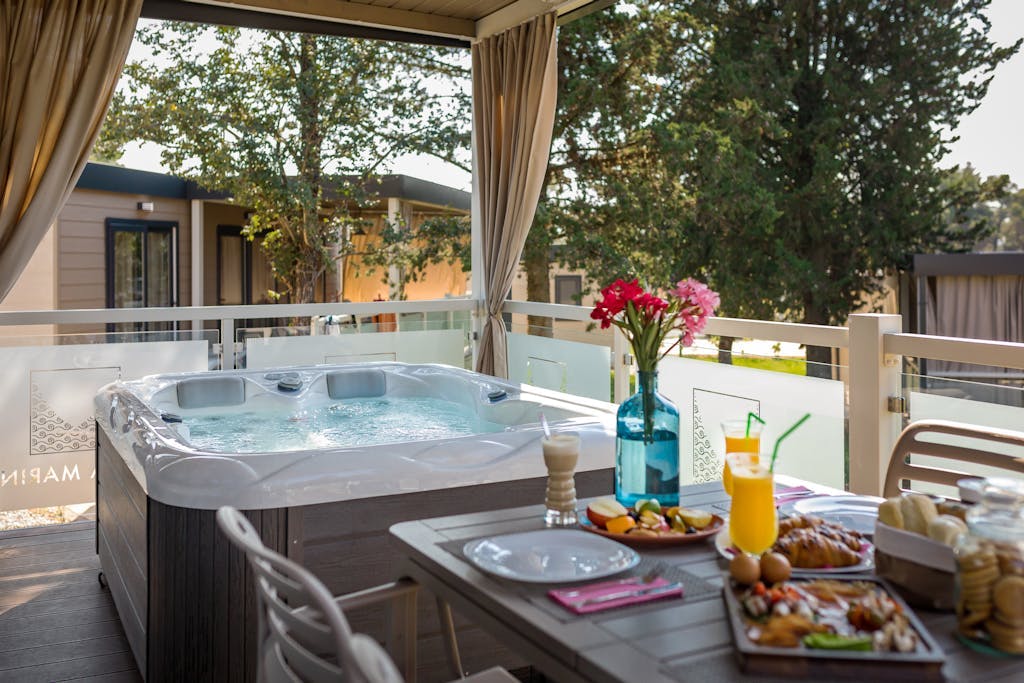 Santa Marina Boutique Camping - Družinski poletni oddih v Poreču, Poreč, Istra, Hrvaška - 160 EUR - 2x nočitev v Premium Relax mobilni hiški za 4 osebe (2 otroka do 11,99 let brezplačno), Posteljnina in brisače