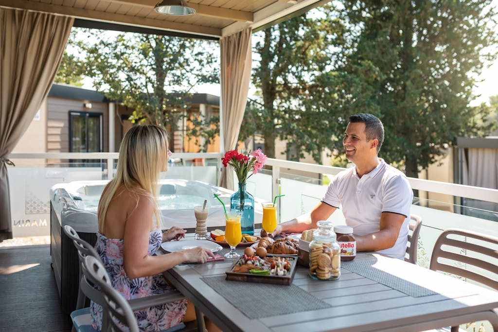 Santa Marina Boutique Camping - Obiteljski ljetni odmor u Poreču, Poreč, Hrvatska - 160 EUR - 2x noćenje u Premium Relax mobilnoj kućici za 4 osobe (2 djece do 11,99 godina besplatno), Posteljina i ručnici