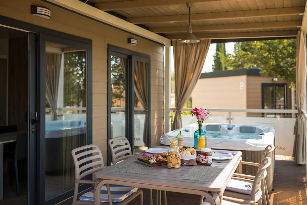 Santa Marina Boutique Camping - Obiteljski ljetni odmor u Poreču, Poreč, Hrvatska - 225 EUR - 3x noćenje u Premium Relax mobilnoj kućici za 4 osobe (2 djece do 11,99 godina besplatno), Posteljina i ručnici