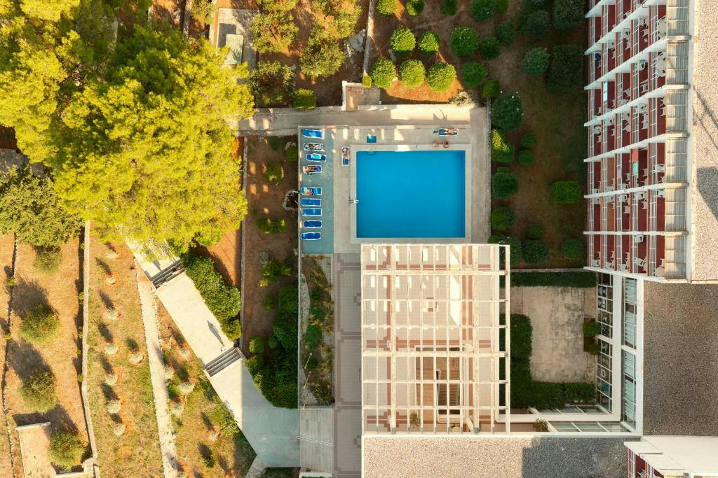 Hotel Hvar - All inclusive obiteljski odmor na Hvaru, Jelsa, Hrvatska - 575 EUR - 5x noćenje u Comfort dvokrevetnoj sobi s pomoćnim ležajem i balkonom (morska strana) za 2 osobe (1. dijete do 11,99 godina i 2. dijete do 2,99 godina besplatno), All Inclusive s uključenim pićem uz obroke