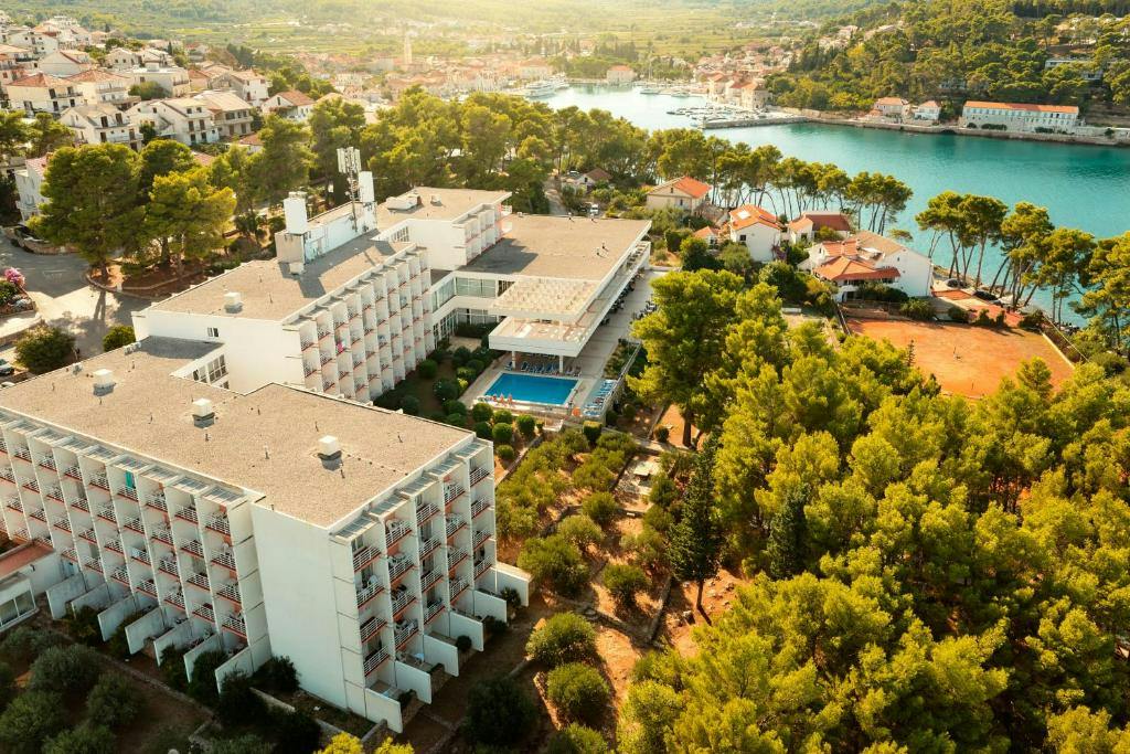 Hotel Hvar - All inclusive obiteljski odmor na Hvaru, Jelsa, Hrvatska - 345 EUR - 3x noćenje u Comfort dvokrevetnoj sobi s pomoćnim ležajem i balkonom (morska strana) za 2 osobe (1. dijete do 11,99 godina i 2. dijete do 2,99 godina besplatno), All Inclusive s uključenim pićem uz obroke