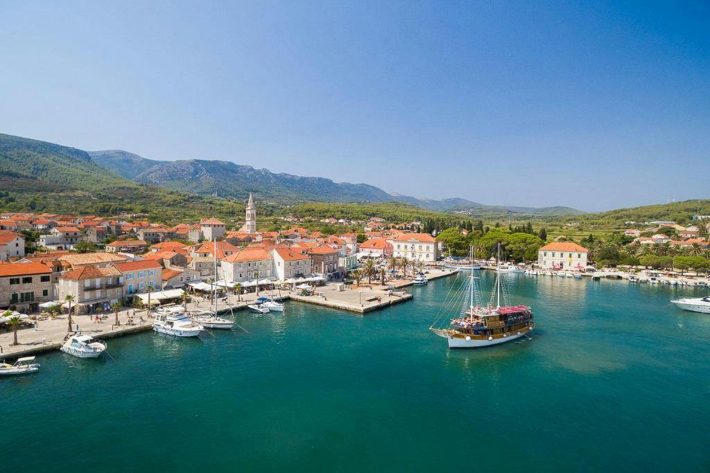 Hotel Hvar - All inclusive obiteljski odmor na Hvaru, Jelsa, Hrvatska - 230 EUR - 2x noćenje u Comfort dvokrevetnoj sobi s pomoćnim ležajem i balkonom (morska strana) za 2 osobe (1. dijete do 11,99 godina i 2. dijete do 2,99 godina besplatno), All Inclusive s uključenim pićem uz obroke