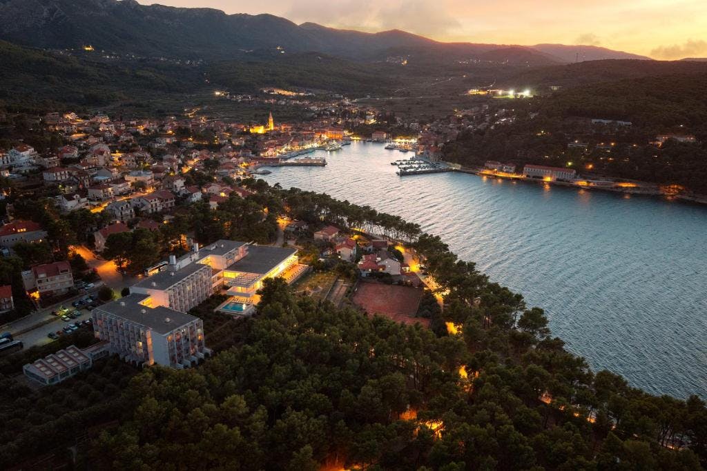Hotel Hvar - All inclusive kraj ljeta na Hvaru, Jelsa, Hrvatska - 304 EUR - 2x noćenje u Comfort dvokrevetnoj sobi s pomoćnim ležajem i balkonom (morska strana) za 2 osobe (1. dijete do 11,99 godina i 2. dijete do 2,99 godina besplatno), All Inclusive s uključenim pićem uz obroke