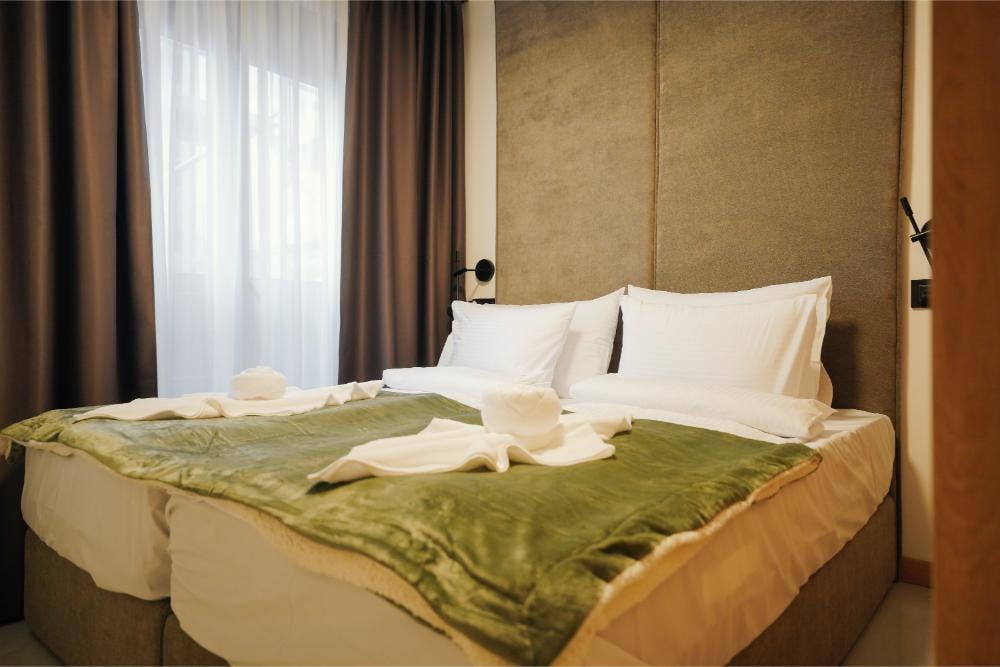 Golden Panorama Wellness & Spa - Premium enosobni apartma - Gorski oddih na Zlatiboru, Zlatibor, Srbija - 235 EUR - 2x nočitev v Premium enosobnem apartmaju za 2 osebi, Polpenzion v novo odprti restavraciji