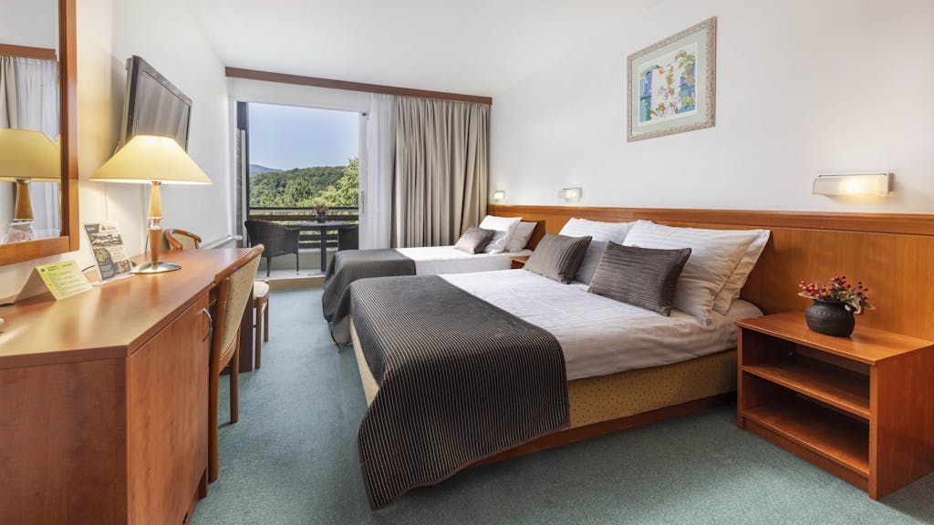 Hotel Jezero - Poletni družinski oddih v Plitvicah z vključenimi vstopnicami, Plitviška jezera, Hrvaška - 551 EUR - 2x nočitev v dvoposteljni Superior sobi za 2 osebi (1 otrok do 11,99 let in 1 otrok do 4,99 let brezplačno), Polpenzion