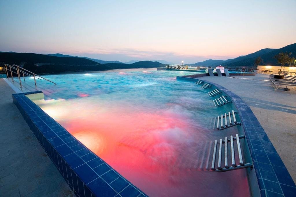 Grand Hotel Neum - Wellness odmor uz more, Neum, Bosna i Hercegovina - 302 EUR - 2x noćenje u dvokrevetnoj sobi s balkonom morska strana za 2 osobe (1 dijete do 2,99 godina i 1 dijete do 6,99 godina besplatno), Polupansion