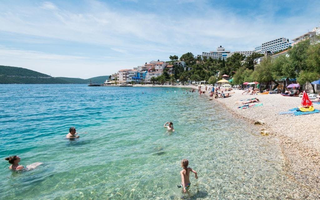 Grand Hotel Neum - Ljetni odmor tik uz more, Neum, Bosna i Hercegovina - 349 EUR - 2x noćenje u dvokrevetnoj sobi s balkonom morska strana za 2 osobe (1 dijete do 2,99 godina i 1 dijete do 6,99 godina besplatno), Polupansion