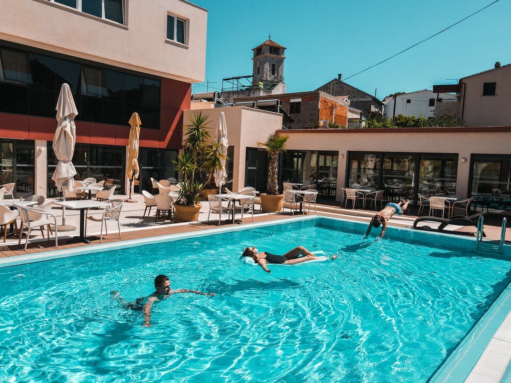 Hotel Borovnik - Last minute obiteljski odmor u Dalmaciji s punim pansionom - Superior obiteljska soba, Tisno, Hrvatska - 488 EUR - 2x noćenje u Superior obiteljskoj sobi za 2 osobe (2 djece do 11,99 godina i 1 dijete do 1,99 godina besplatno), Puni pansion