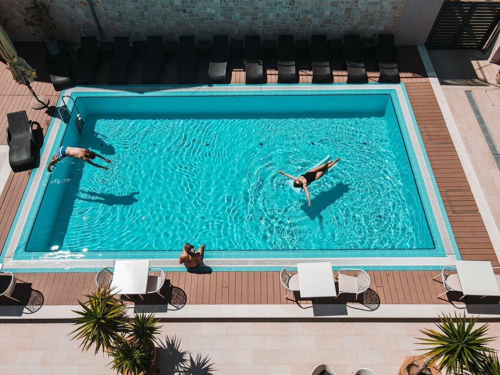 Hotel Borovnik - Last minute obiteljski odmor u Dalmaciji s punim pansionom - Standard soba, Tisno, Hrvatska - 418 EUR - 2x noćenje u dvokrevetnoj Standard sobi za 2 osobe (1 dijete do 11,99 godina i 1 dijete do 1,99 godina besplatno), Puni pansion