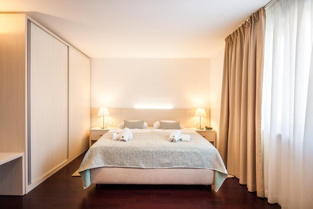 Hotel Borovnik - Družinske poletne počitnice v Dalmaciji - Standard soba, Tisno, otok Murter, Dalmacija, Hrvaška - 1470 EUR - 7x nočitev v dvoposteljni Standard sobi za 2 osebi (1 otrok do 11,99 let in 1 otrok do 1,99 let brezplačno), Polpenzion