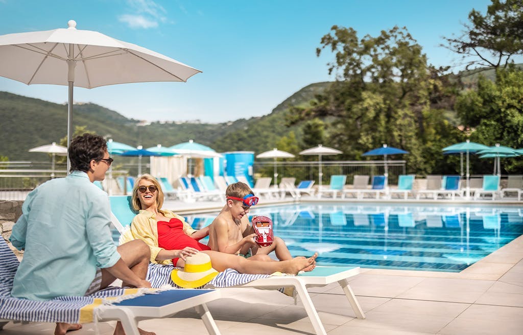 Sunny Rabac by Valamar - Zabavno obiteljsko ljeto, Rabac, Hrvatska - 409 EUR - 2x noćenje u dvokrevetnoj sobi 2+1 (morska strana) za 2 osobe (1 dijete do 17,99 godina besplatno), Sunny puni pansion