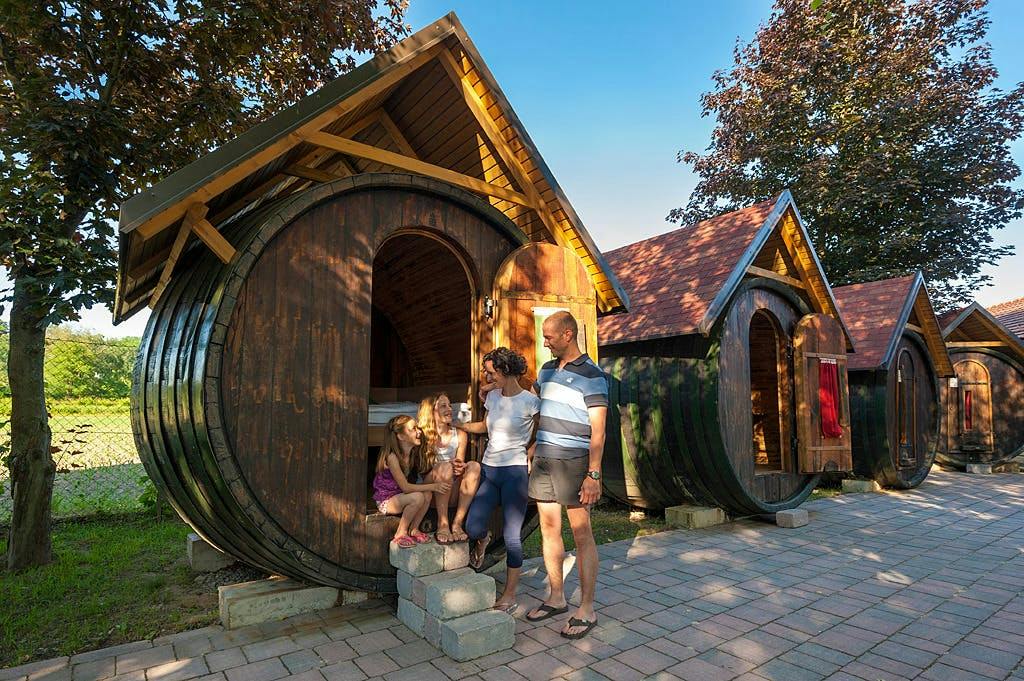 Glamping Vinsko selo - Glamping u vinskim bačvama i kupanje u Termalnom parku tijekom tjedna, Ptuj, Slovenija - 99 EUR - 1x noćenje u vinskim bačvama za 2 osobe, Polupansion (buffet doručak i večera u restoranu Zila)