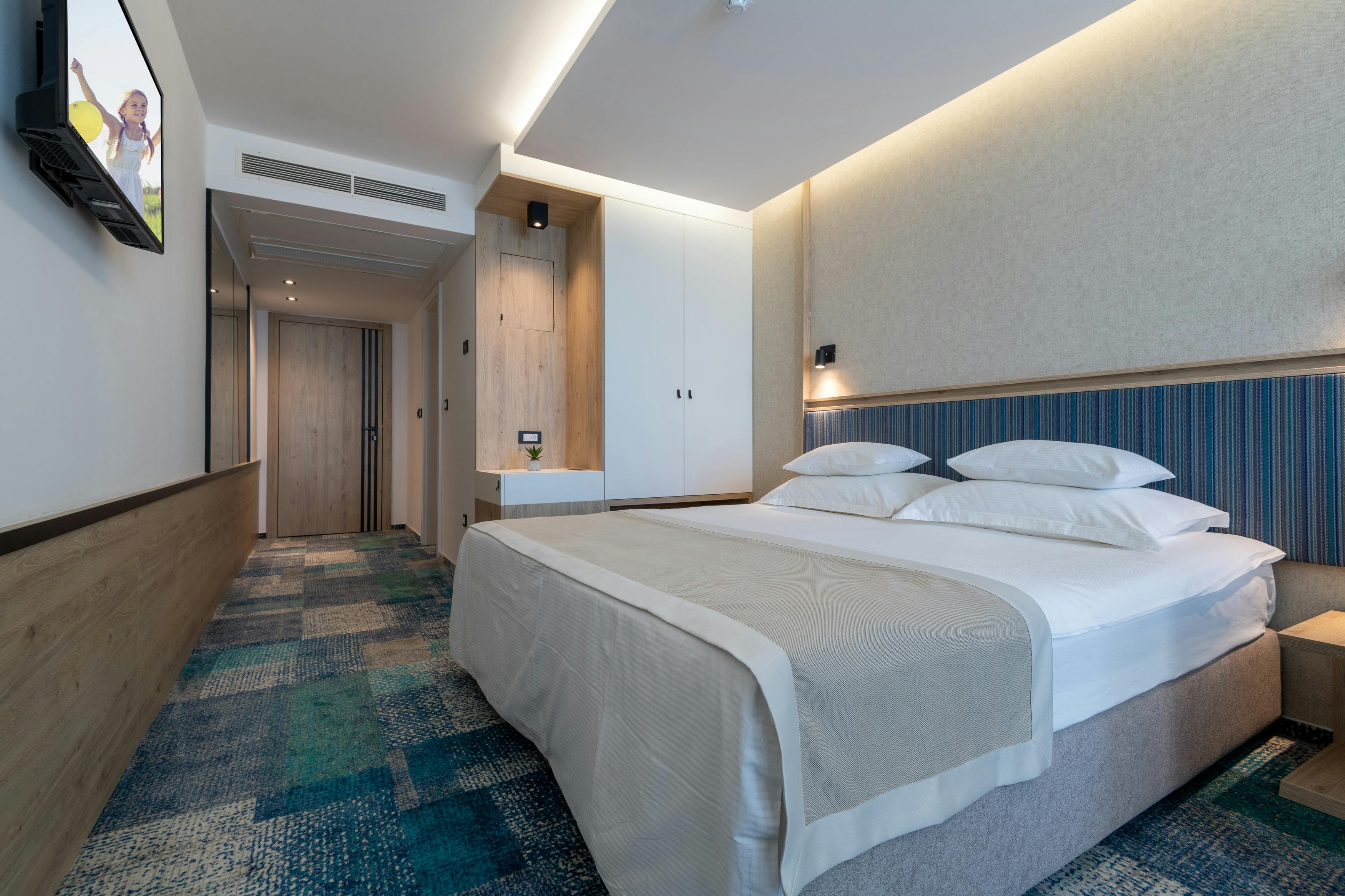 Hotel Sunce Neum - Družinski avgustovski oddih v Neumu, Neum, Bosna in Hercegovina - 372 EUR - 2x nočitev v Superior dvoposteljni sobi z balkonom in pogledom na morje za 2 osebi (otrok do 6,99 let brezplačno), Polpenzion