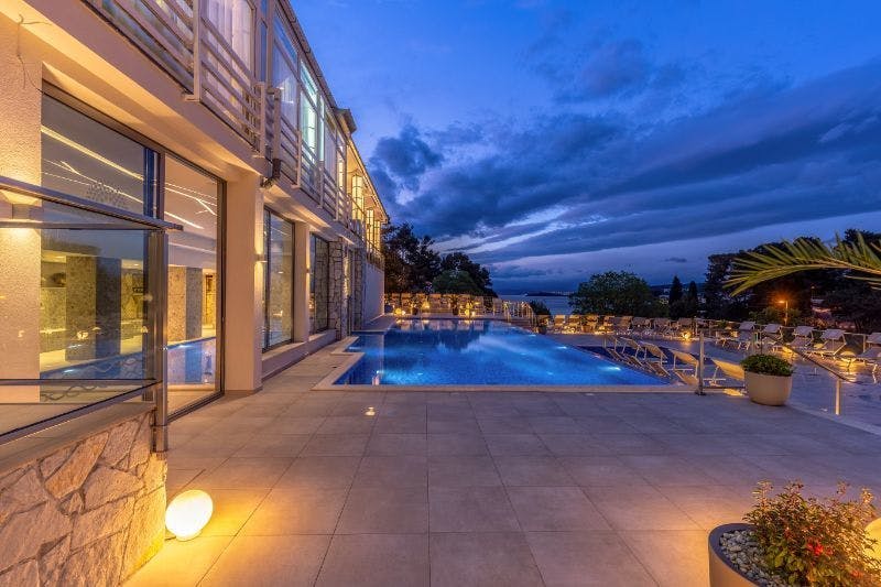 Hotel Malin - Rujansko ljeto u vrhunskom hotelu na Krku, Malinska, Hrvatska - 404 EUR - 2x noćenje u Superior dvokrevetnoj sobi s balkonom za 2 osobe, Polupansion