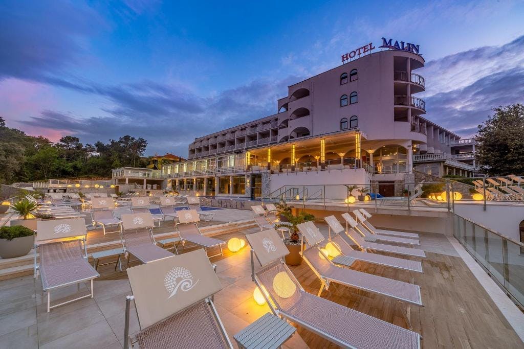 Hotel Malin - Ljeto u vrhunskom hotelu na Krku, Malinska, Hrvatska - 1.300 EUR - 5x noćenje u Standard dvokrevetnoj sobi s balkonom za 2 osobe, Polupansion