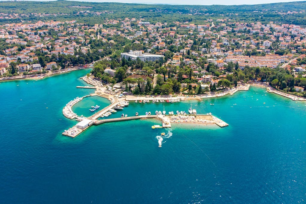 Hotel Malin - Rujansko ljeto u vrhunskom hotelu na Krku, Malinska, Hrvatska - 480 EUR - 2x noćenje u Standard dvokrevetnoj sobi s balkonom za 2 osobe, Polupansion