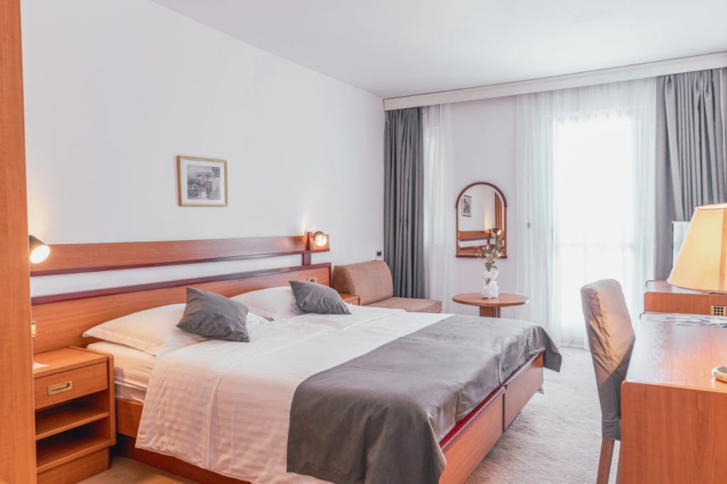 Hotel Horizont - Septembrsko wellness poletje na Makarski rivieri - Superior soba, Baška Voda, Hrvaška - 300 EUR - 2x nočitev v Superior dvoposteljni sobi z balkonom za 2 osebi, Polpenzion (samopostrežni zajtrk in večerja)