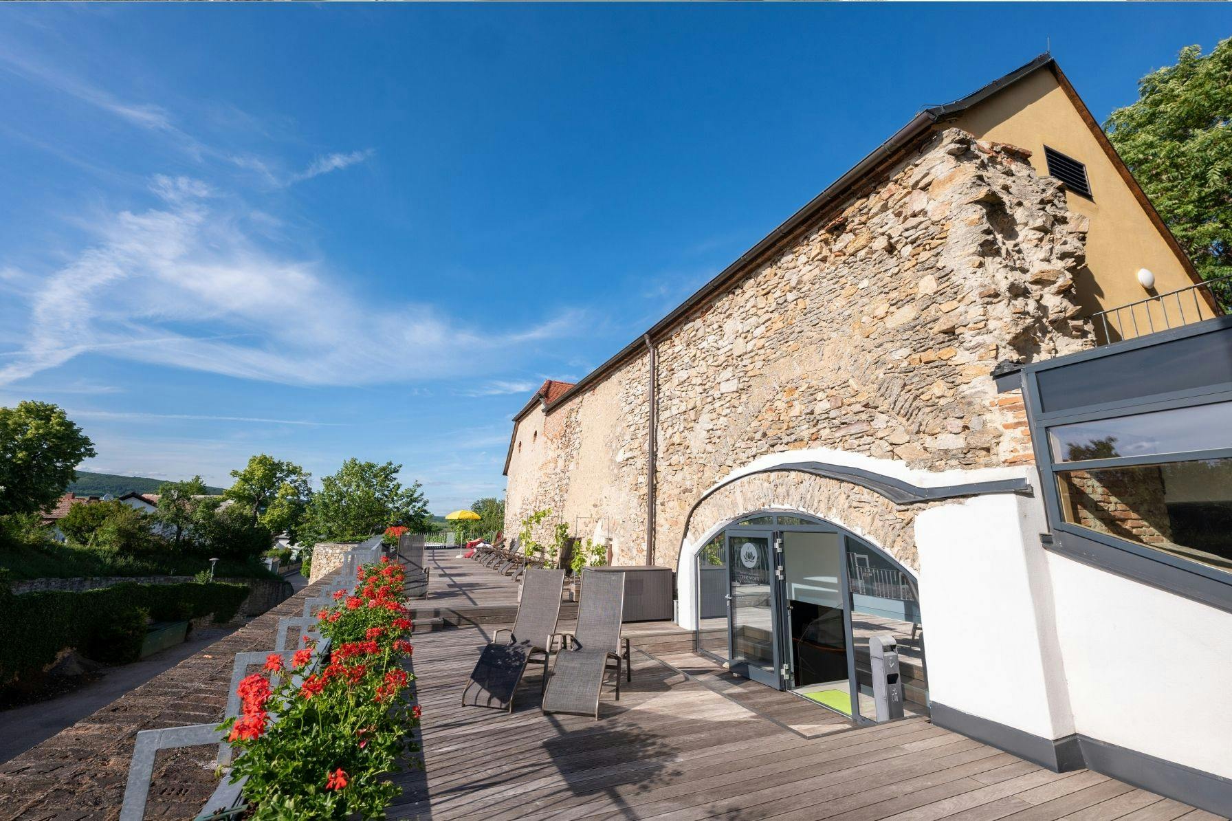 Althof Retz, Landgut & SPA - Adults only wellness odmor s uključenom degustacijom vina, Retz, Austrija - 518 EUR - 2x noćenje u dvokrevetnoj sobi Classic Landgut za 2 osobe, Polupansion (buffet doručak i večera u 5 slijeda)