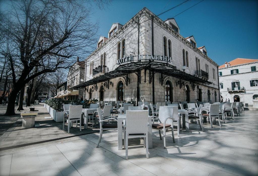 Hotel Platani - Obiteljski odmor u čarobnom Trebinju, Trebinje, Bosna i Hercegovina - 78,50 EUR - 1x noćenje u dvokrevetnoj sobi za 1 osobu (1 dijete do 8 godina besplatno), Doručak