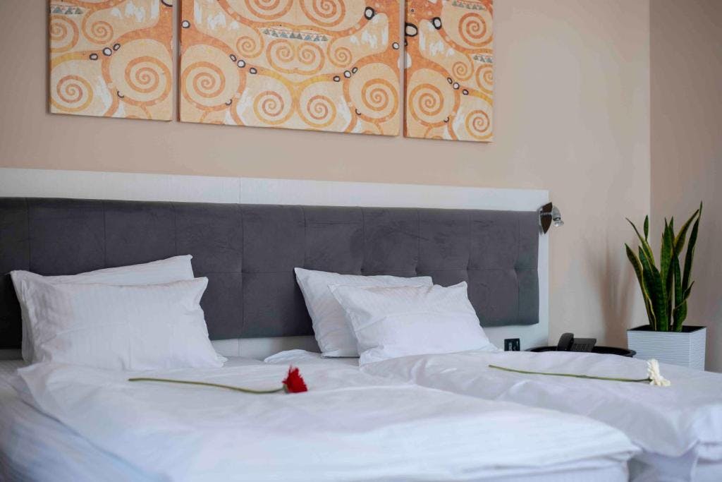Hotel Platani - Družinski oddih v čarobnem Trebinju, Trebinje, Bosna in Hercegovina - 105 EUR - 1x nočitev v dvoposteljni sobi za 2 osebi (1 otrok do 8 let brezplačno), Zajtrk