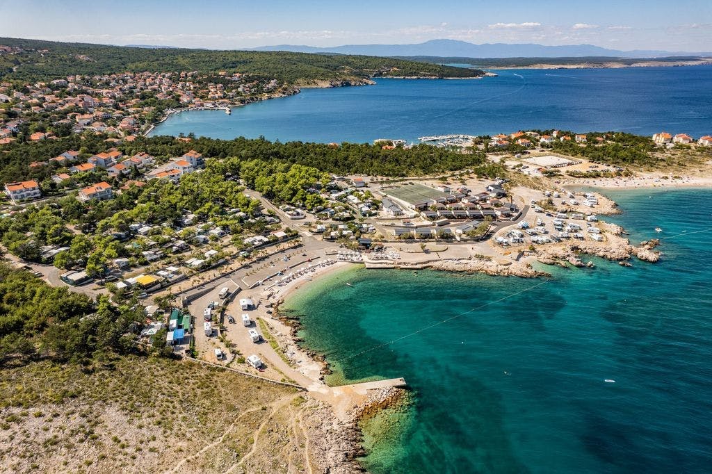 Kamp Tiha Šilo - Čarobna jesen na Krku, Šilo, Hrvatska - 595 EUR - 7x noćenje u Premium Family mobilnoj kućici za 4 osobe , 1x tijekom boravka korištenje tenis terena s opremom u trajanju od 2 sata (uz prethodnu najavu)