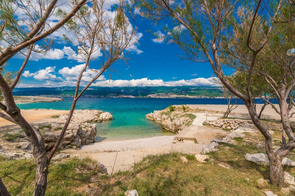 Kamp Tiha Šilo - Čarobna jesen na Krku, Šilo, Hrvatska - 179 EUR - 2x noćenje u Premium Family mobilnoj kućici za 4 osobe , 1x tijekom boravka korištenje tenis terena s opremom u trajanju od 2 sata (uz prethodnu najavu)