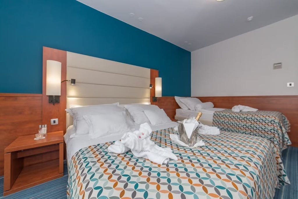 Ilirija Resort - Hotel Kornati - Zabavno poletje s polnim penzionom - Posebna akcijska cena, Biograd na Moru, Hrvaška - 899 EUR - 5x nočitev v dvoposteljni Comfort plus sobi za 2 osebi (1 otrok do 12. leta in 1 otrok do 7. leta brezplačno), Polni penzion