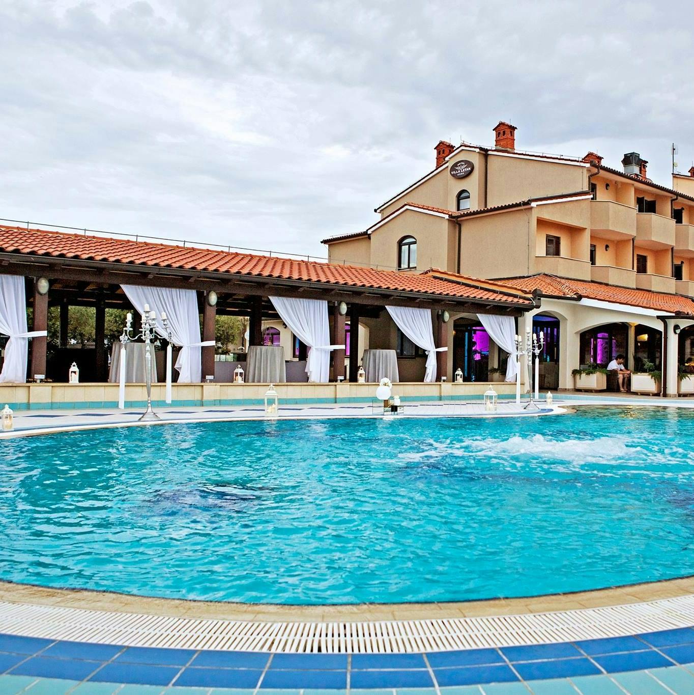 Hotel Villa Letan - Last minute romantično ili obiteljsko ljeto, Peroj, Hrvatska - 311 EUR - 2x noćenje u dvokrevetnoj sobi s balkonom za 2 osobe (1 dijete do 2,99 godina i 1 dijete do 11,99 godina besplatno), Polupansion