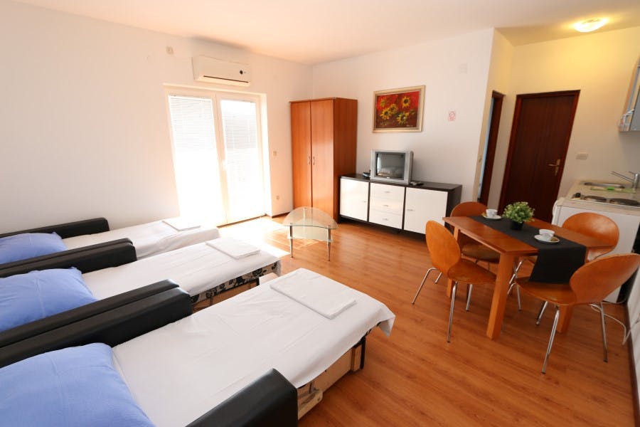 Peris Resort apartments - Konec poletja na Pagu - Dvosobni apartma, Novalja, Pag, Dalmacija, Hrvaška - 755 EUR - 5x nočitev v dvosobnem apartmaju (3+2) za 5 oseb, Uporaba zunanjega bazena