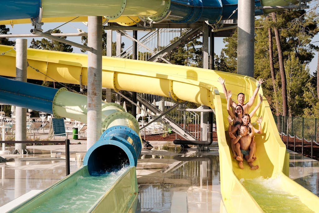 Zaton Holiday Resort - Zabavni odmor u mobilnim kućicama Deluxe s polupansionom, Zaton, Hrvatska - 111 EUR - 1x noćenje u trosobnoj mobilnoj kućici Deluxe za do 5 osoba (2 odrasle osobe i 3 djece do 17,99 godina), Polupansion (buffet doručak i večera; točeno piće uz večeru)