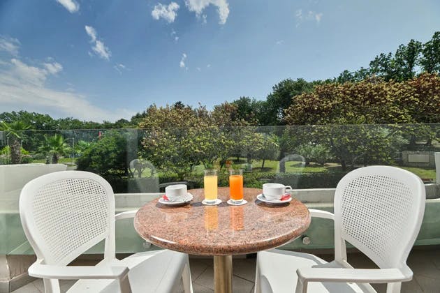 Hotel Mediteran Plava Laguna - Družinsko poletje v Poreču, Poreč, Istra, Hrvaška - 1195 EUR - 5x nočitev v dvoposteljni Classic sobi z dodatnim ležiščem in balkonom za 2 osebi (1. otrok do 11,99 let in 2. otrok do 4,99 let brezplačno), Polpenzion