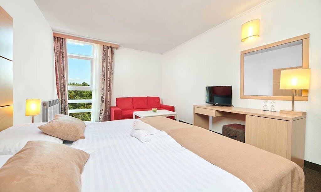 Magal Maradiso Hotel by Aminess - September v Njivicah na Krku - Superior Junior Suite, Njivice, Krk, Hrvaška - 1175 EUR - 5x nočitev v Superior Junior Suiti z balkonom morska stran za 2 osebi (2 otroka do 9,99 let brezplačno), Polpenzion