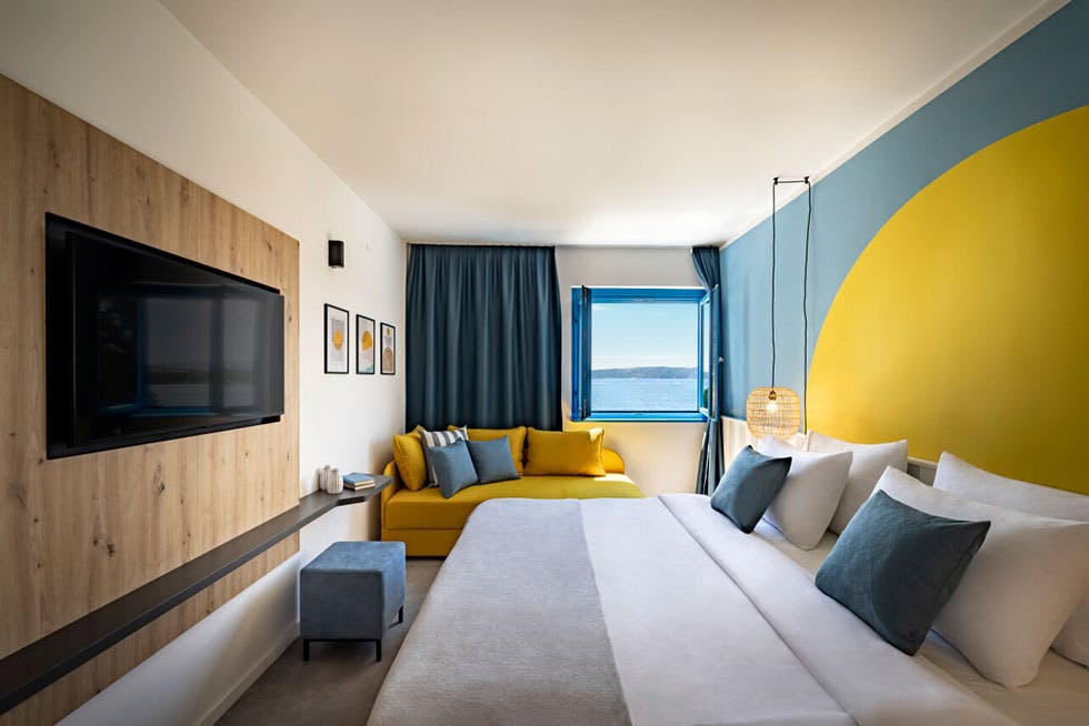 Sunny Krk by Valamar - Družinski oddih za konec poletja na Krku, Krk, Hrvaška - 671 EUR - 3x nočitev v prenovljeni sobi "Room for 2+1 morska stran" za 3 osebe, Sunny Breakfast & Brunch in Sunny Dinner