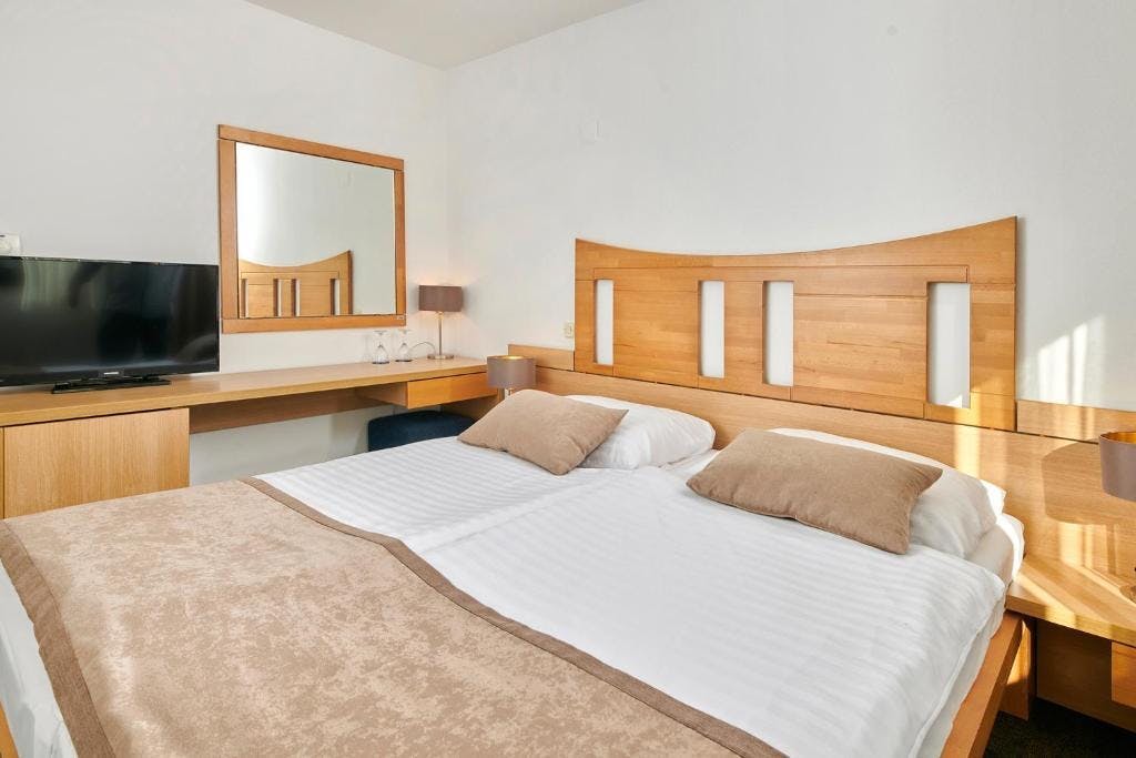 Veya Maradiso Hotel by Aminess - Poletje za pare na Krku, Njivice, otok Krk, Hrvaška - 675 EUR - 5x nočitev v Standard dvoposteljni sobi za 2 osebi, Polpenzion